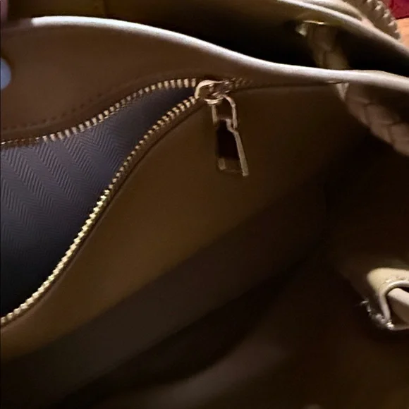 Elegant Tan Woven Handbag - Picture 5 of 9